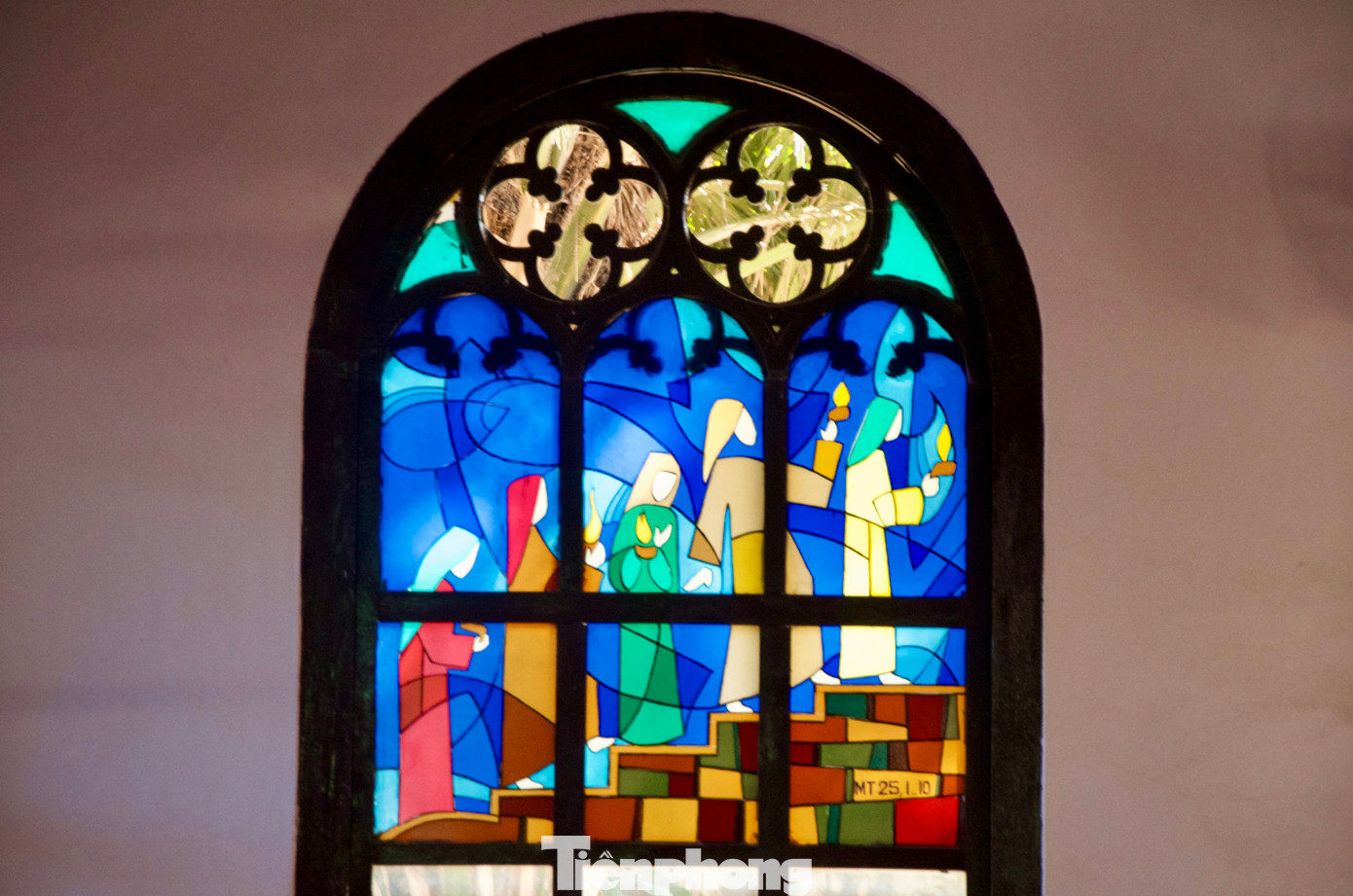 Thánh đường có nhiều khung cửa kính màu vẽ các điển tích trong kinh thánh, có tác dụng lấy ánh sáng vừa tạo thêm vẻ rực rỡ, tráng lệ cho giáo đường.