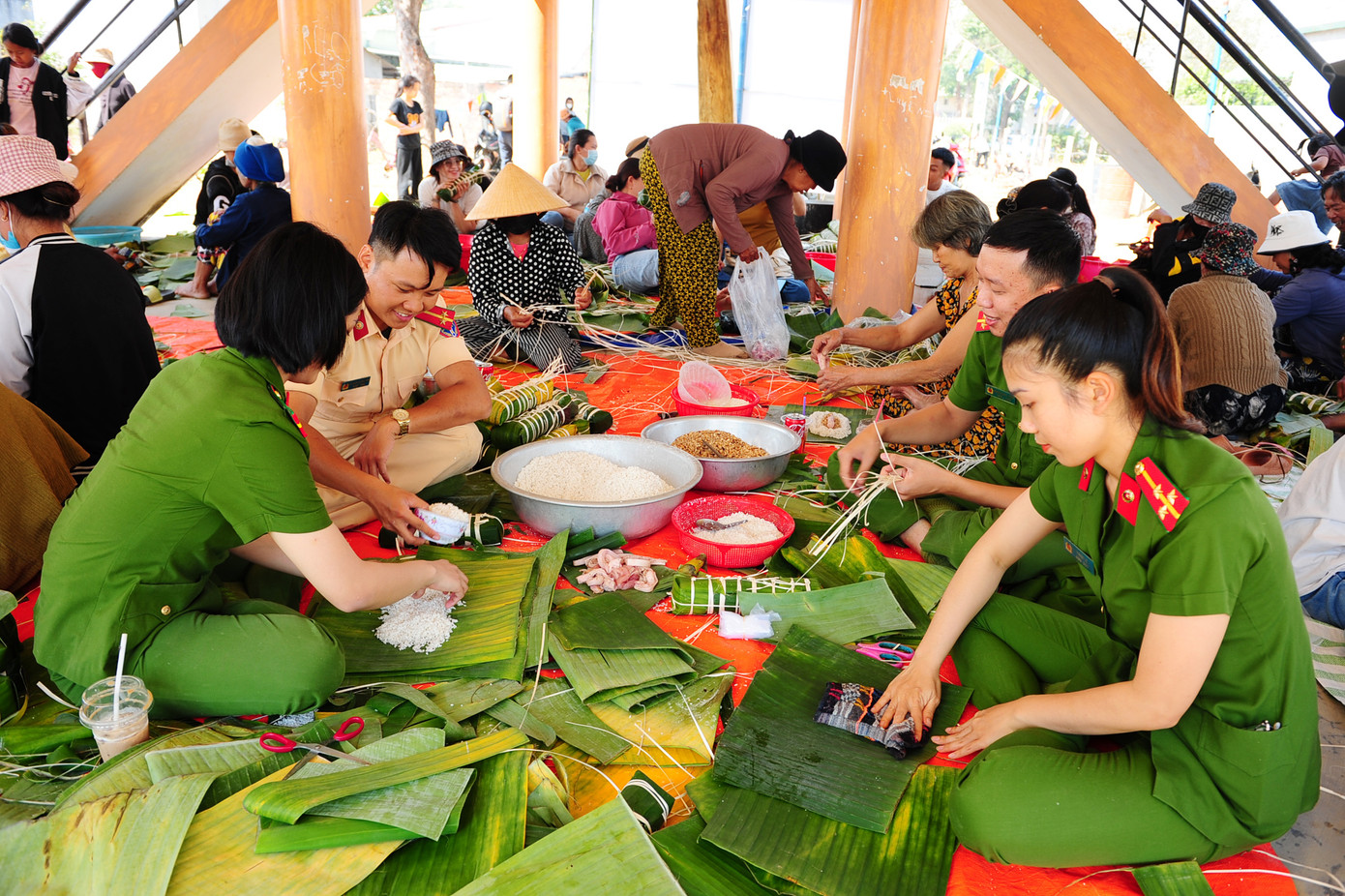 Chiến sỹ công an tích cực tham gia cùng dân làng. Chiến sỹ công an tích cực tham gia cùng dân làng.