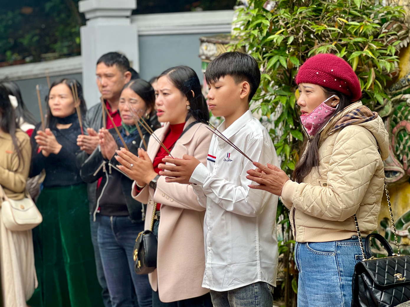 Người dân đến dâng hương để cầu những điều tốt đẹp nhất trong năm mới. Ảnh: Thái Lâm.