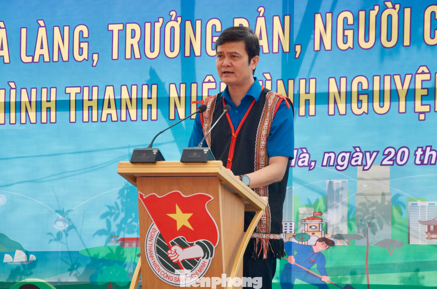 Bí thư thứ nhất T.Ư Đoàn gửi lời thăm hỏi, động viên các già làng, trưởng bản, người có uy tín và các em thanh thiếu nhi trên địa bàn. Bí thư thứ nhất mong muốn, các già làng, trưởng bản, người có uy tín tại xã Đăk Pxi luôn ghi nhớ lời nhắn nhủ sâu sắc của Tổng Bí thư Nguyễn Phú Trọng tiếp tục phát huy vai trò, trách nhiệm gương mẫu trong lời nói và việc làm để gia đình, dòng họ, thôn bản, cộng đồng, các thế hệ noi gương và làm theo; tích cực phổ biến các chủ trương, đường lối của Đảng, chính sách, pháp luật của Nhà nước.