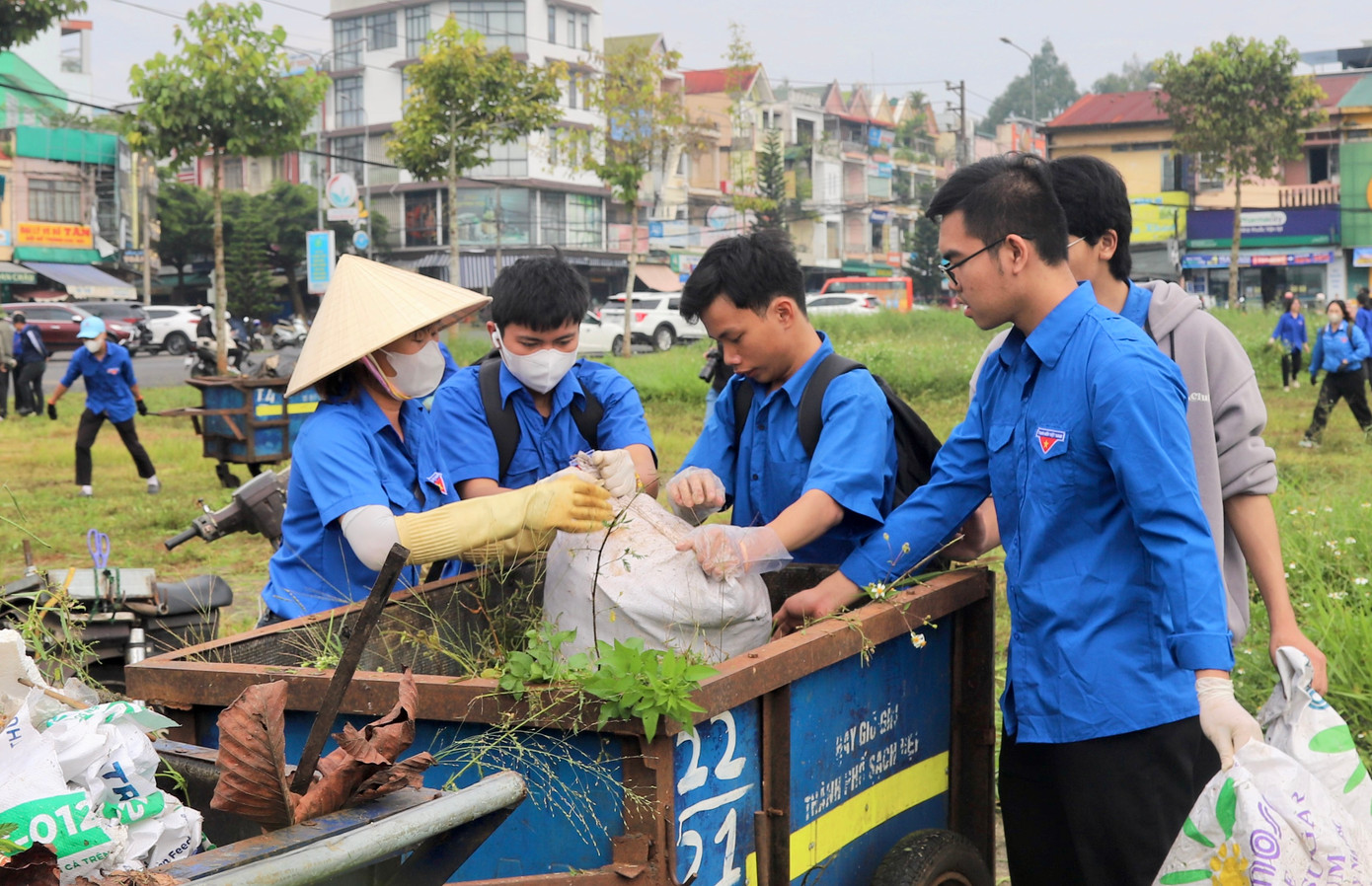 Đồng thời, các cấp bộ Đoàn TP Bảo Lộc đã thực hiện các phần việc ý nghĩa khác như thu gom rác thải sinh hoạt; chỉnh trang đô thị, cạo xóa biển quảng cáo sai quy định; tổ chức trồng mới và chăm sóc cây xanh tạo cảnh quan khu vực đô thị, nông thôn,…