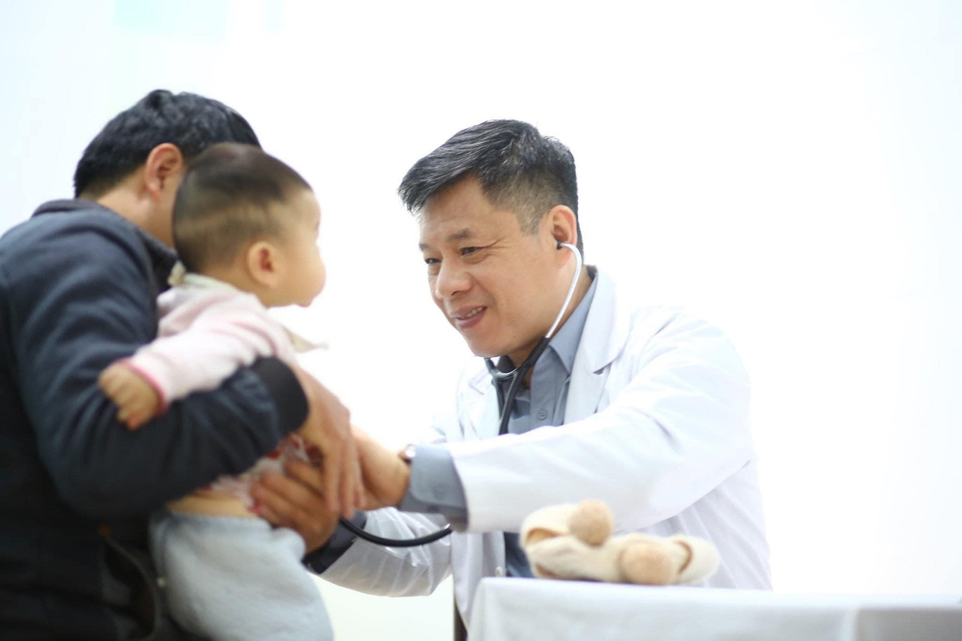 Bác sỹ Dũng - Trưởng đoàn công tác Bệnh viện Tim Hà Nội cho hay, để công việc đạt hiệu quả cao, đoàn công tác của Bệnh viện Tim Hà Nội ai nấy đều tích cực, tập trung cao độ. Tuy đã thấm mệt, nhưng nét mặt ai cũng niềm nở.