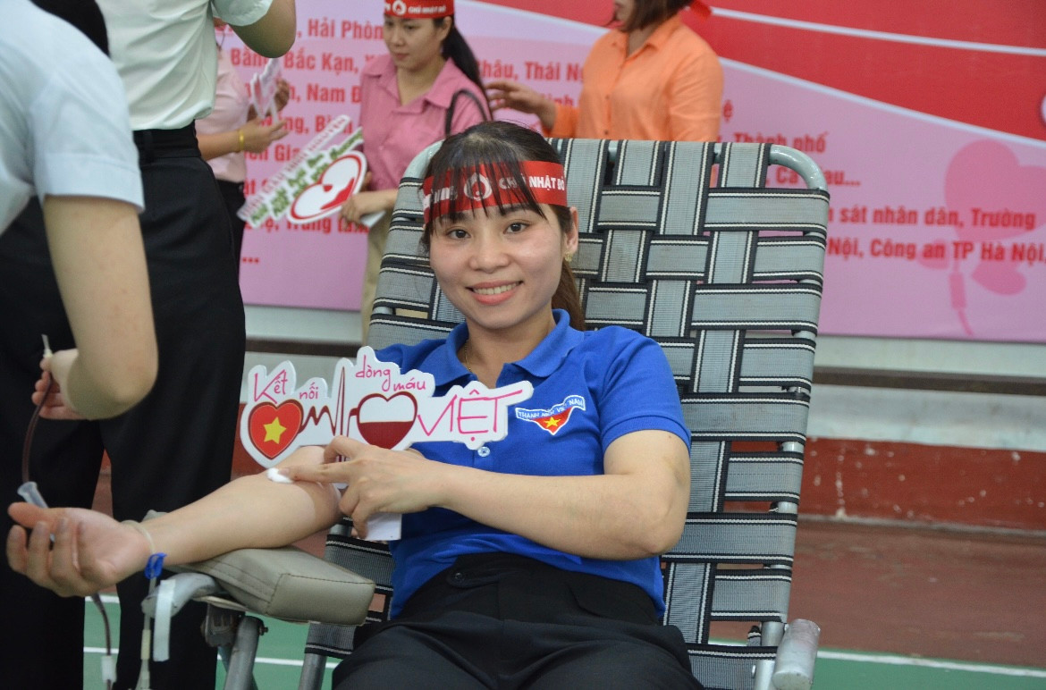 Cuối năm khá bận rộn, chị Nguyễn Thị Bích Trâm (giáo viên mầm non tại TP Buôn Ma Thuột) chia sẻ, tranh thủ đến chương trình hiến máu, tranh thủ đến sớm để về lo công việc. Bản thân chị đã 5 lần cho máu, còn chồng chị là anh Phan Văn Thao - một thành viên tích cực trong hiến máu tình nguyện.