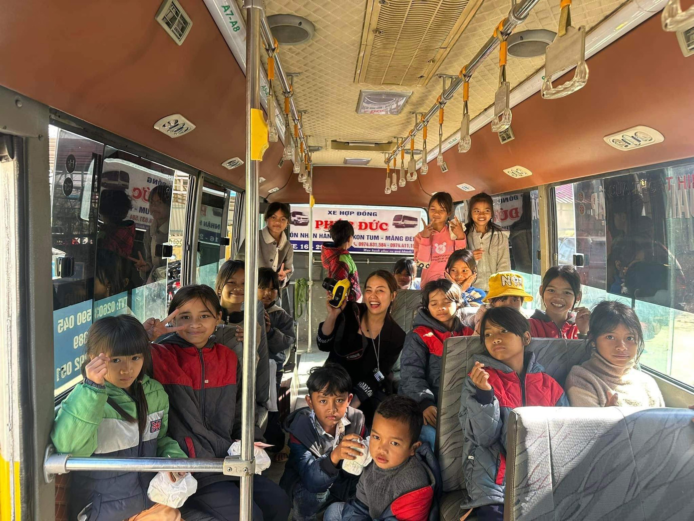 Trường tiểu học Bờ Ê thuê xe bus đưa 28 cháu đến địa điểm khám bệnh.