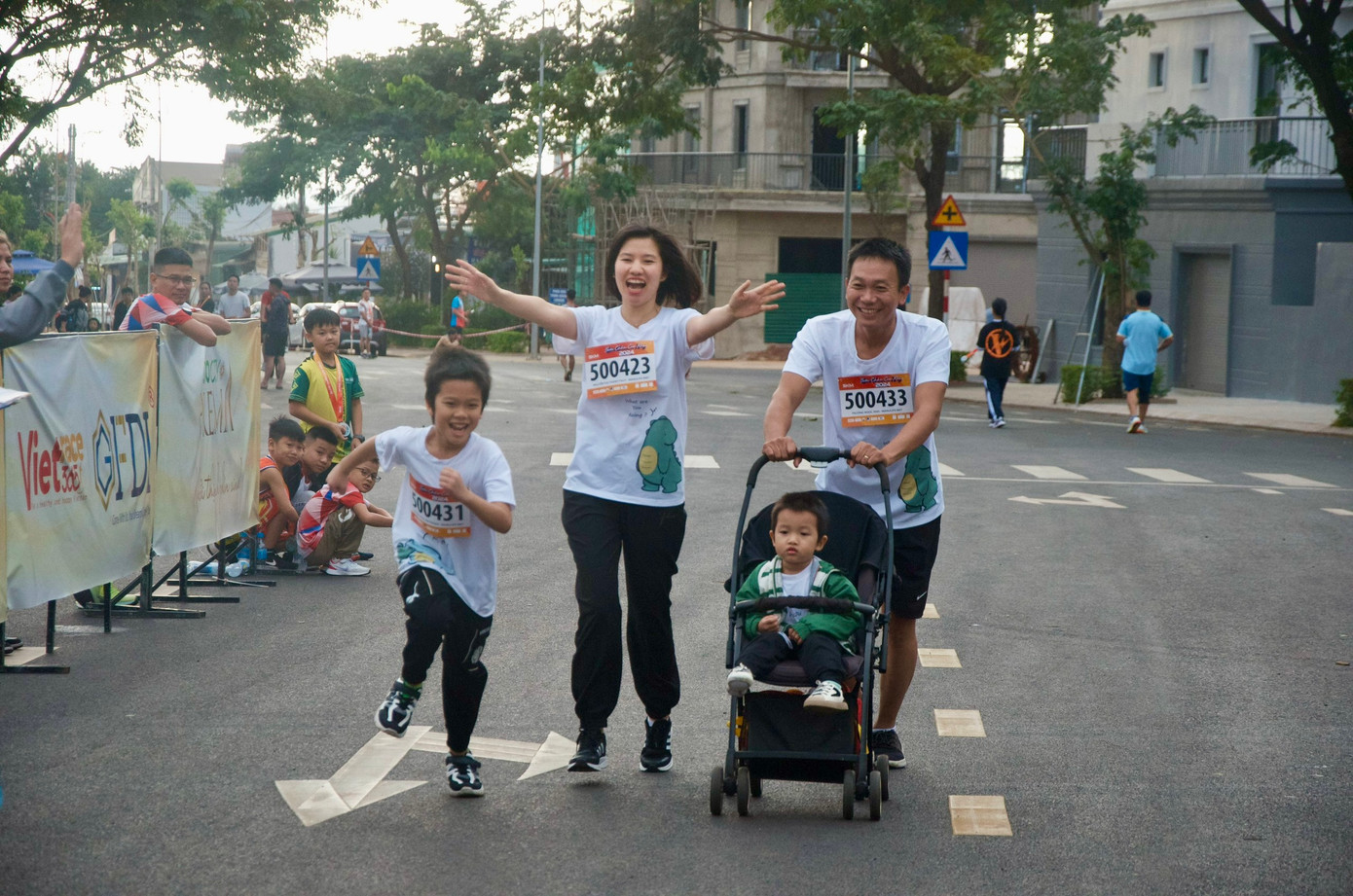 Một gia đình runner vui vẻ khi hoàn thành cự ly 5km Một gia đình runner vui vẻ khi hoàn thành cự ly 5km