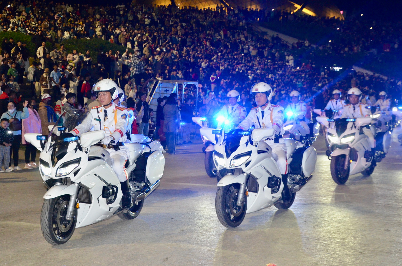Đoàn mô tô của Bộ Công an dẫn đầu