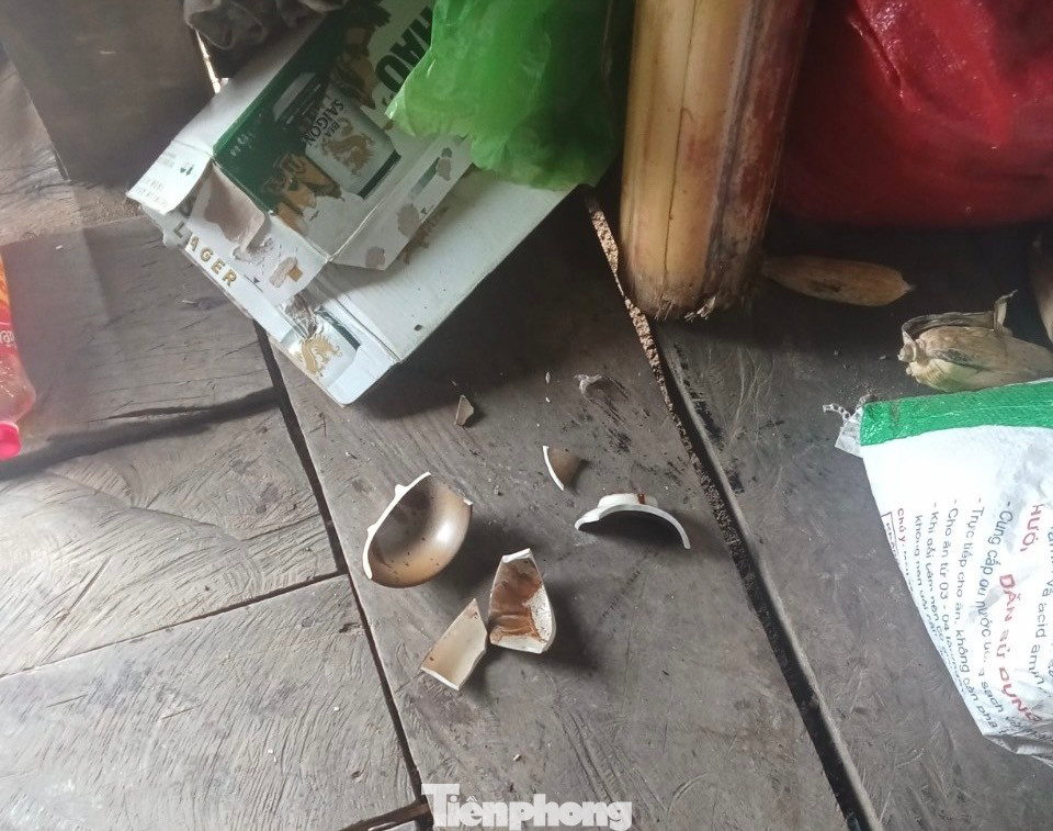 Vật dụng trong nhà một hộ dân ở xã Đăk Tăng rơi xuống bị vỡ Vật dụng trong nhà một hộ dân ở xã Đăk Tăng rơi xuống bị vỡ