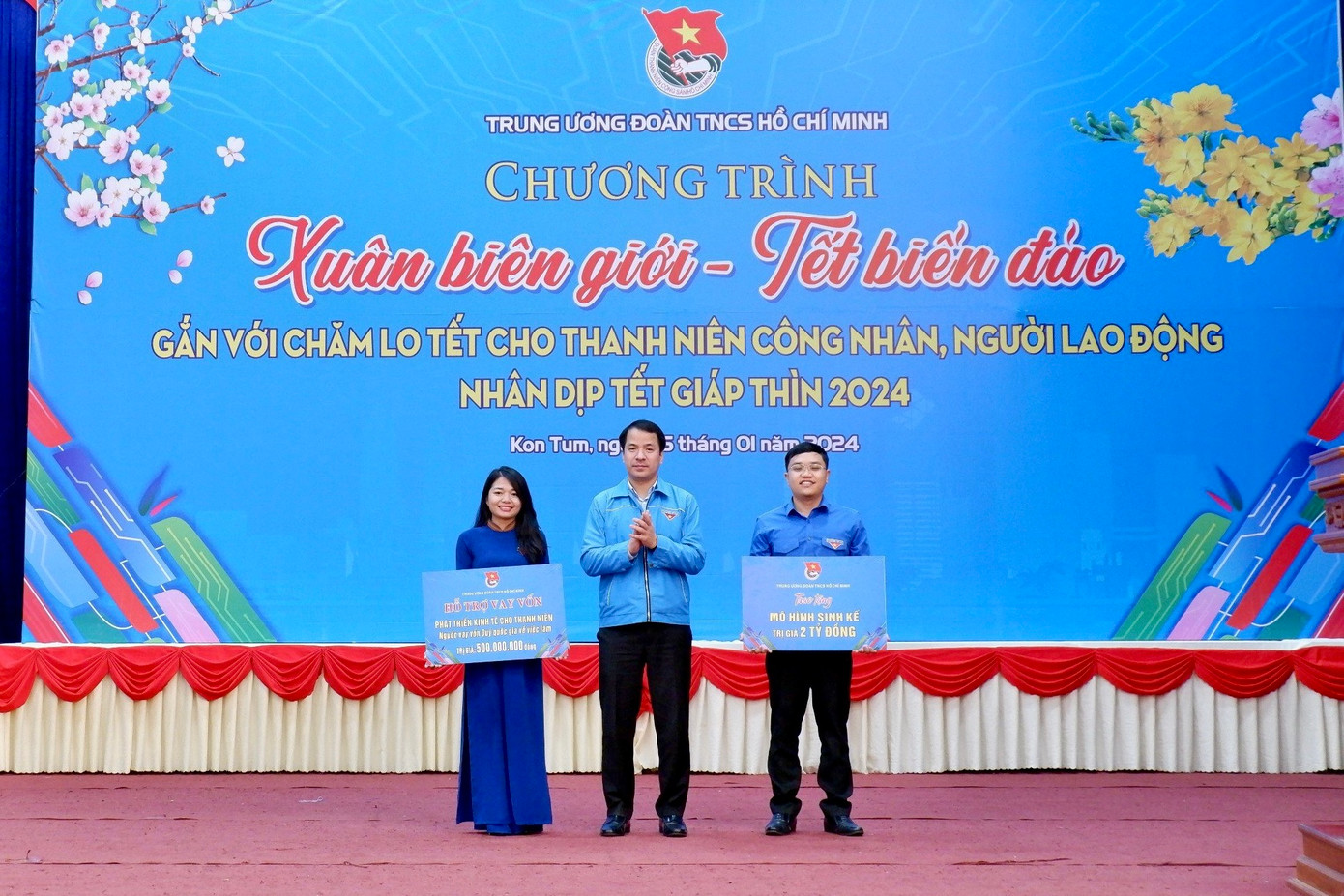 Anh Ngô Văn Cương trao tặng Ban Thường vụ Tỉnh Đoàn Kon Tum mô hình sinh kế trị giá 2 tỷ đồng.