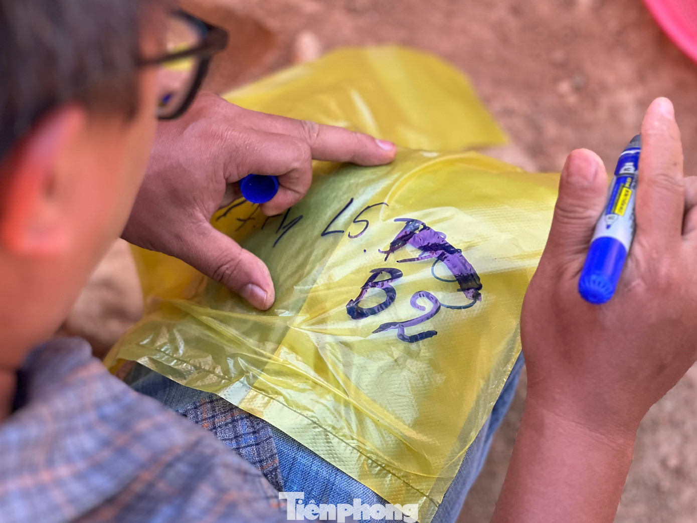 Ghi nhận tại địa điểm khai quật, đoàn khảo cổ làm việc rất cẩn thận. Từng khu vực, túi đựng hiện vật được đánh dấu chi tiết.