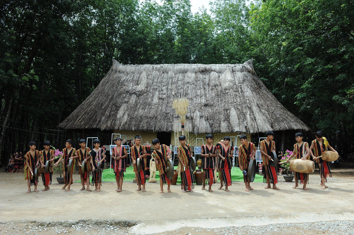 Thanh niên người Gié Triêng biểu diễn cồng chiêng tại lễ hội