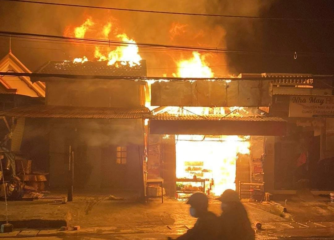 Hiện trường vụ cháy khiến 2 căn nhà bị thiêu rụi. Hiện trường vụ cháy khiến 2 căn nhà bị thiêu rụi.