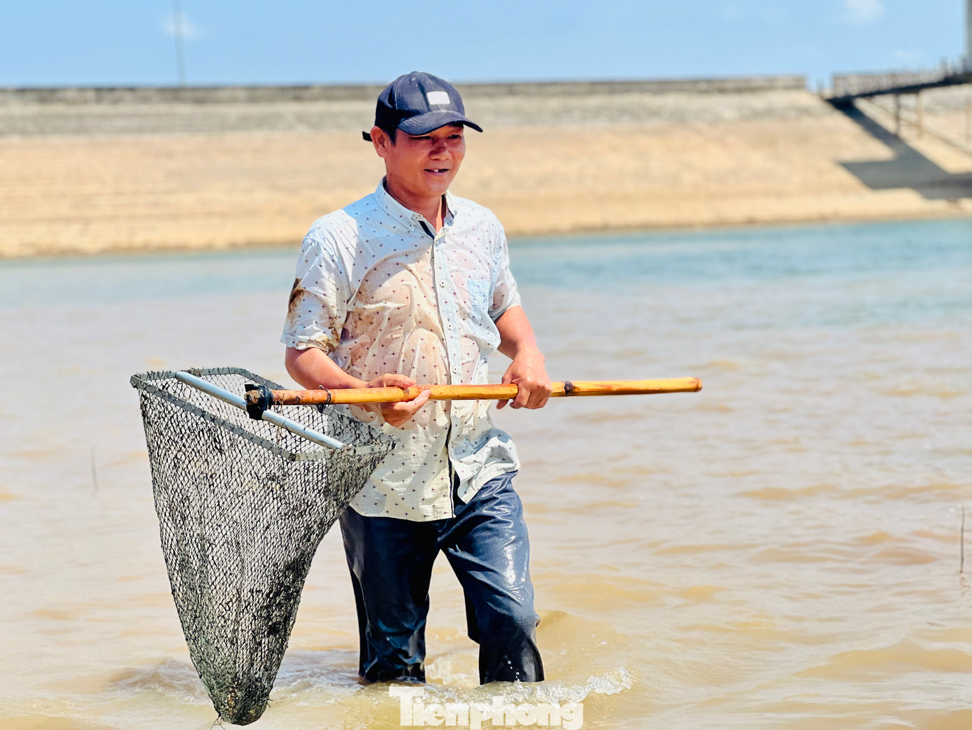 Theo nhiều người dân, từ tháng 2 đến đầu tháng 4, nước tại dòng sông Đăk Bla cạn dần. Đây cũng là thời điểm nhộn nhịp hoạt động cào hến tại đập thuỷ điện Đăk Yên.