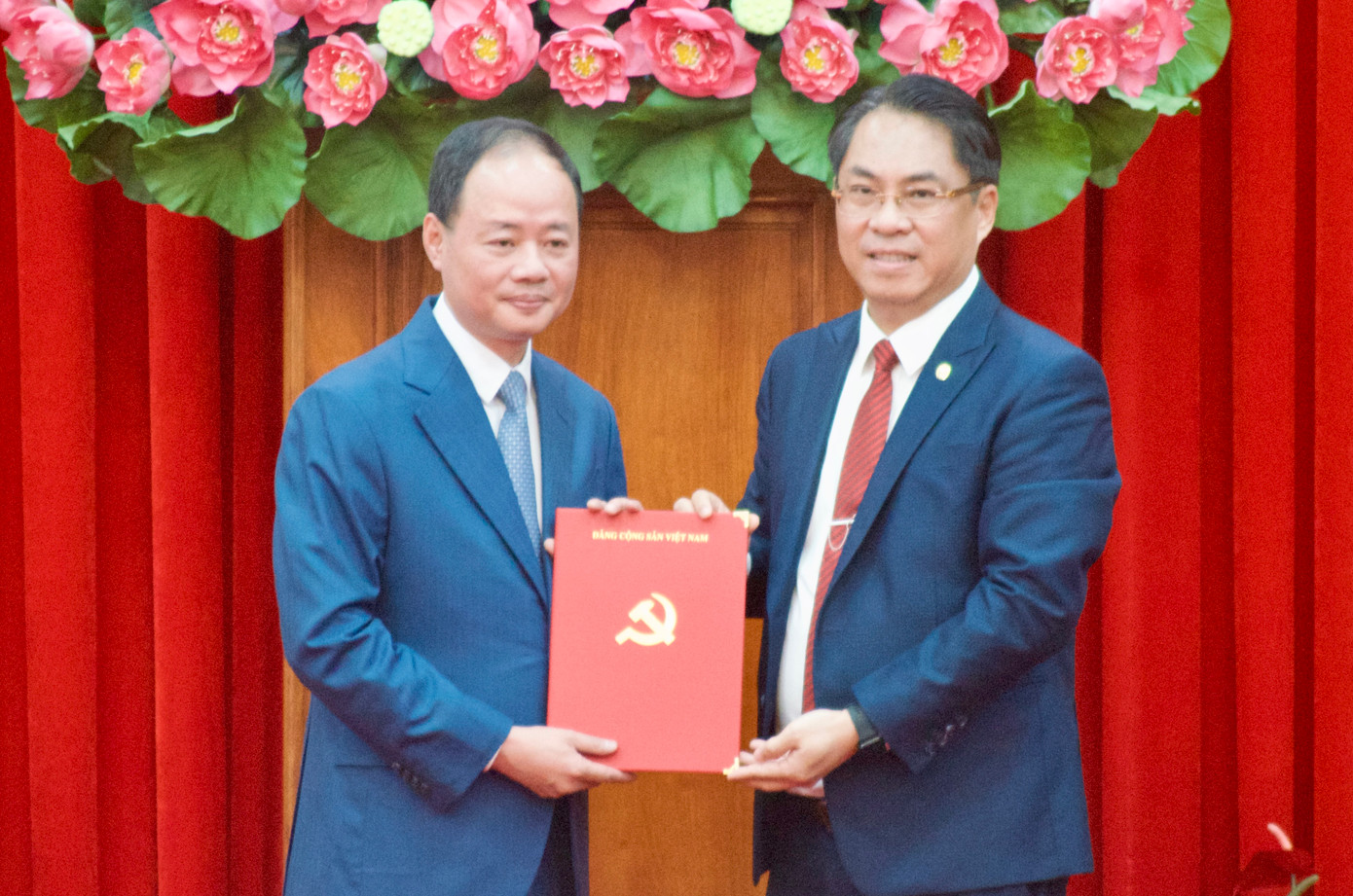 Phó Trưởng ban Tổ chức Trung ương Phan Thăng An (bên phải) trao quyết định cho ông Trần Hồng Thái. Phó Trưởng ban Tổ chức Trung ương Phan Thăng An (bên phải) trao quyết định cho ông Trần Hồng Thái.