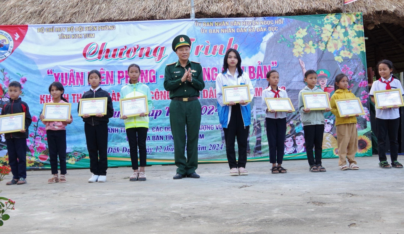 Trao học bổng cho các học sinh khó khăn trong chương trình của bộ đội Biên phòng Việt Nam.
