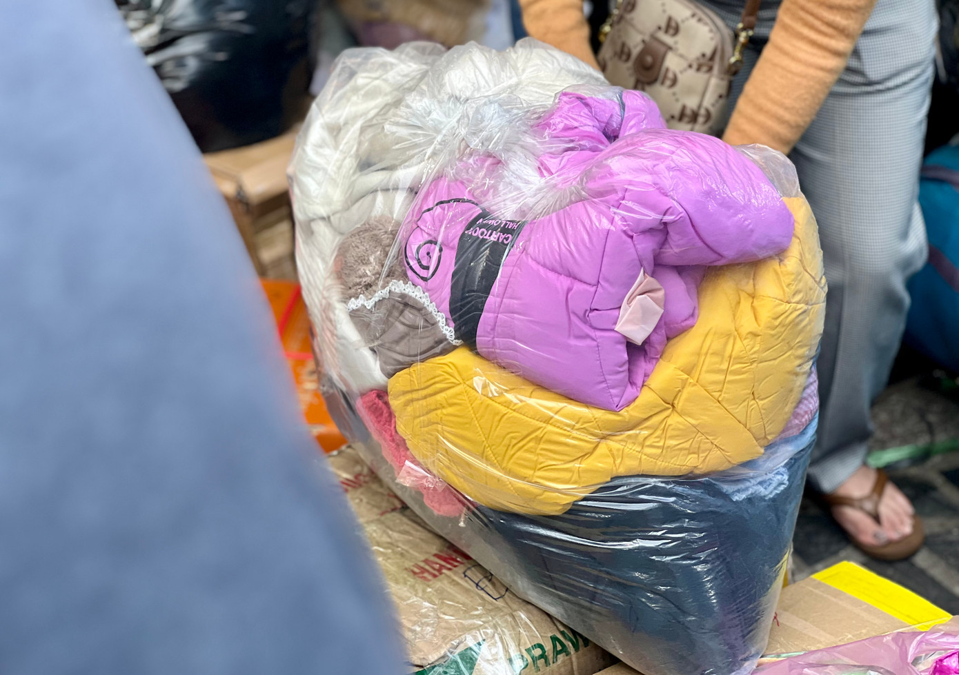 Quần áo được người dân kiểm tra, gói gọn từng túi và ghi tên bên ngoài để nhận biết.