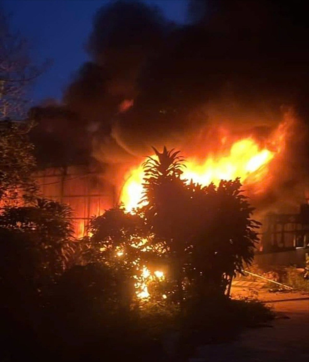 Ngọn lửa bao trùm nhà kho Ngọn lửa bao trùm nhà kho