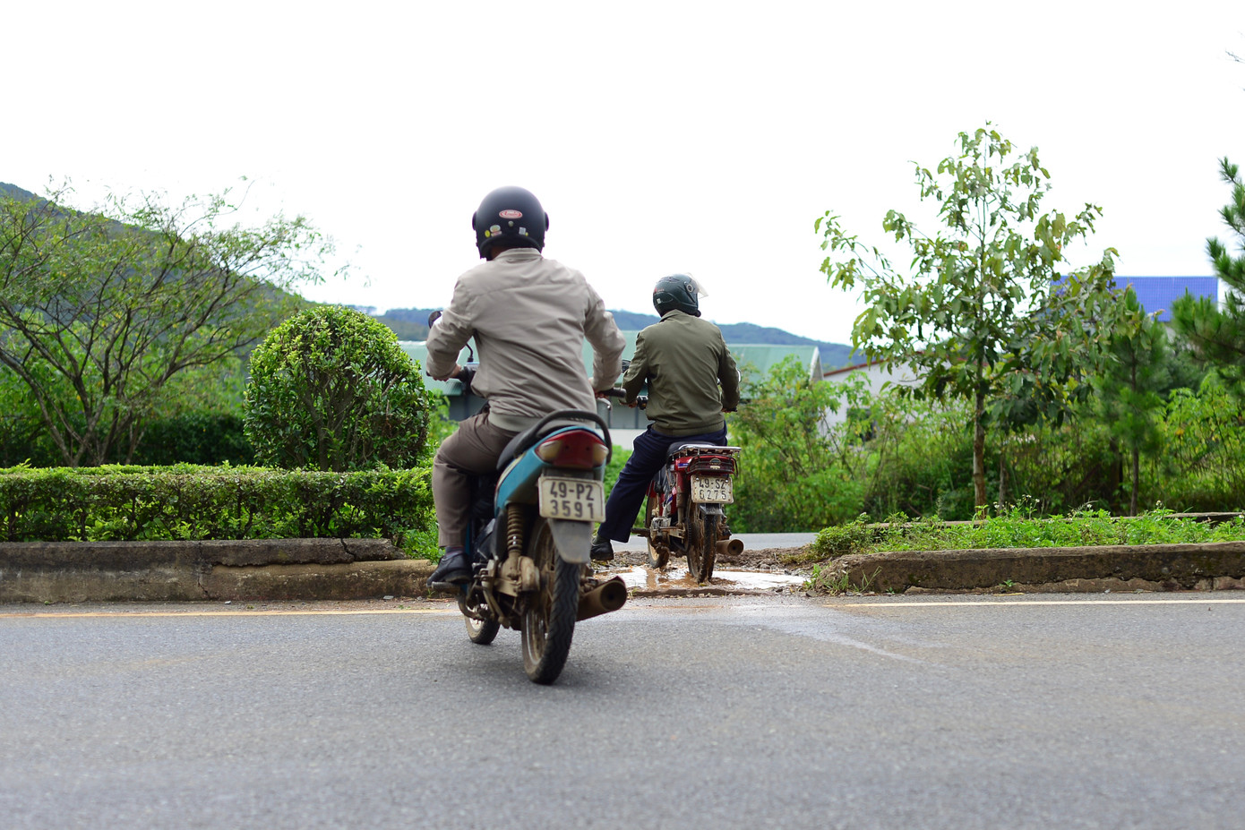 Người dân bất chấp nguy hiểm băng qua đường.