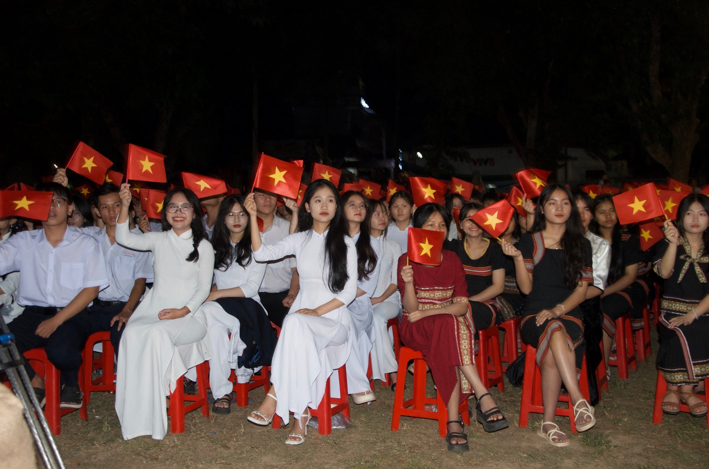 Những lá cờ bay phấp phới. Những lá cờ bay phấp phới.