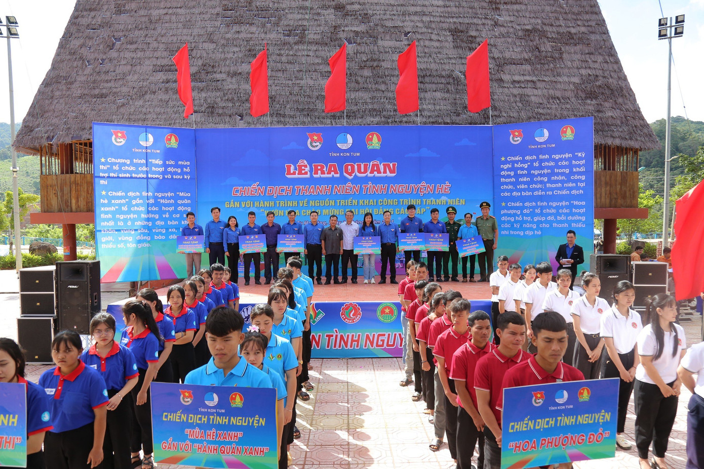 Ban Tổ chức trao tặng các phần quà cho các huyện Ban Tổ chức trao tặng các phần quà cho các huyện