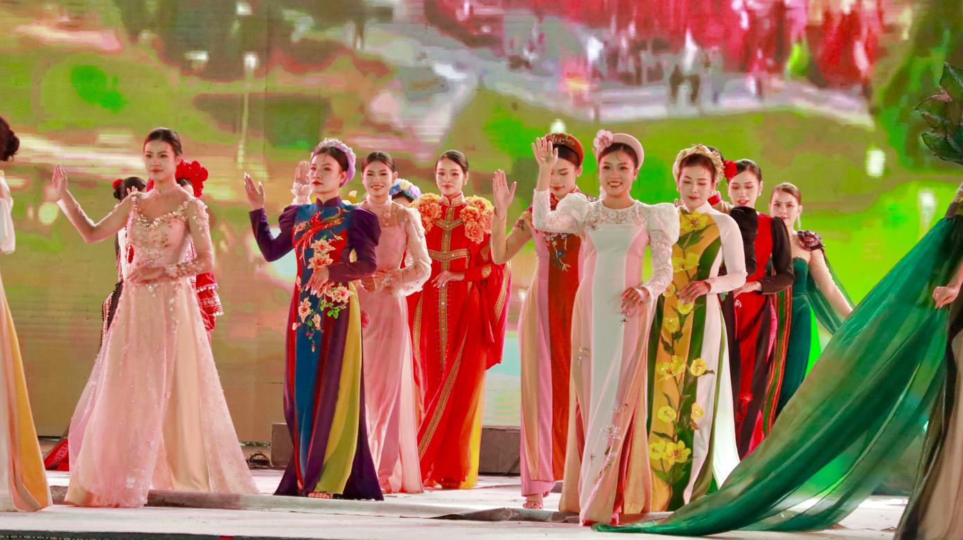 Những người đẹp Đà Lạt trình diễn áo dài lan tỏa nét đẹp của người phụ nữ Việt Nam.