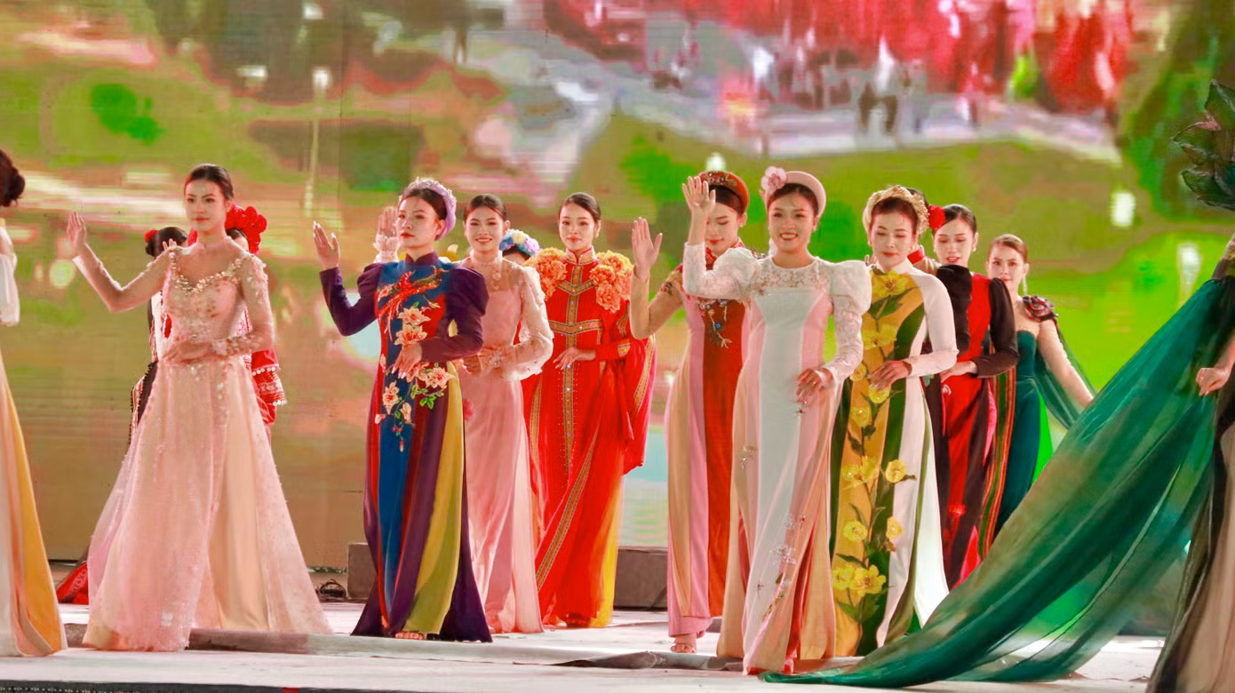 Những người đẹp Đà Lạt trình diễn áo dài lan tỏa nét đẹp của người phụ nữ Việt Nam.