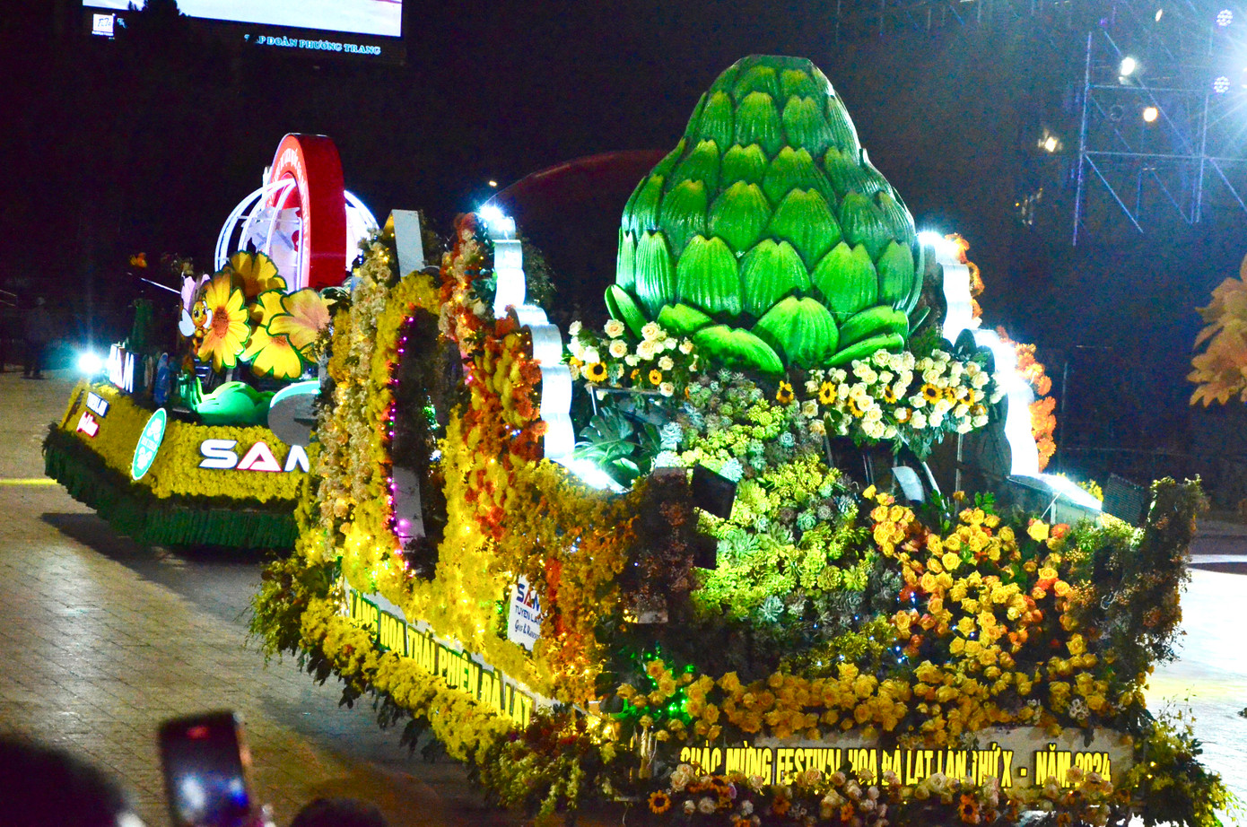 Các xe hoa chủ yếu trang trí theo chủ đề về thành phố hoa, các công trình nổi tiếng hoặc sản vật đặc trưng của địa phương.