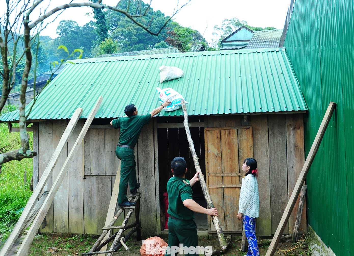 Giúp dân chằng chống nhà cửa trước mùa mưa gió.