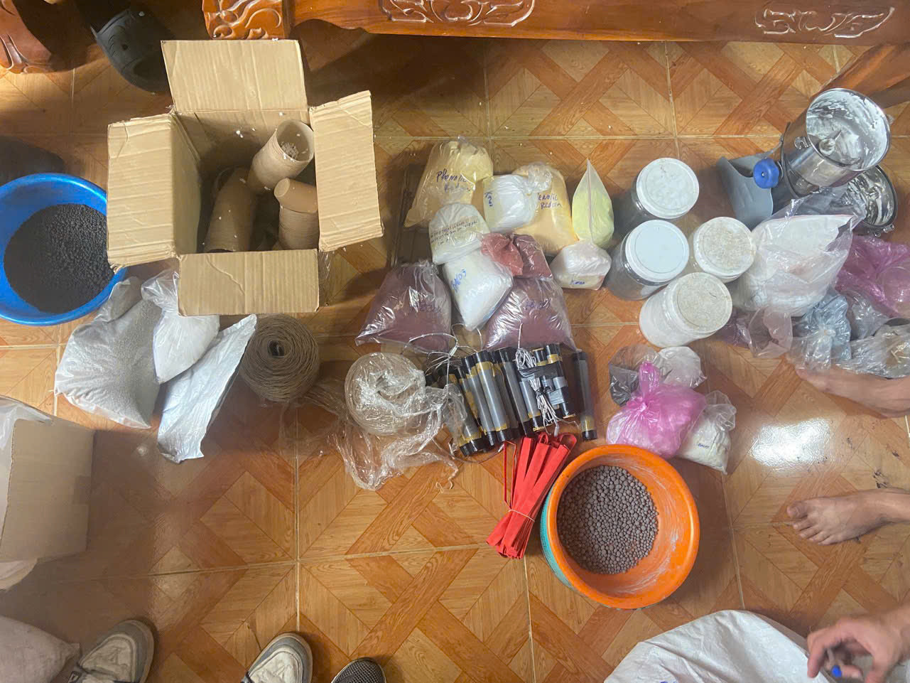 Nhiều tang vật chế pháo được phát hiện tại nhà của L. Nhiều tang vật chế pháo được phát hiện tại nhà của L.