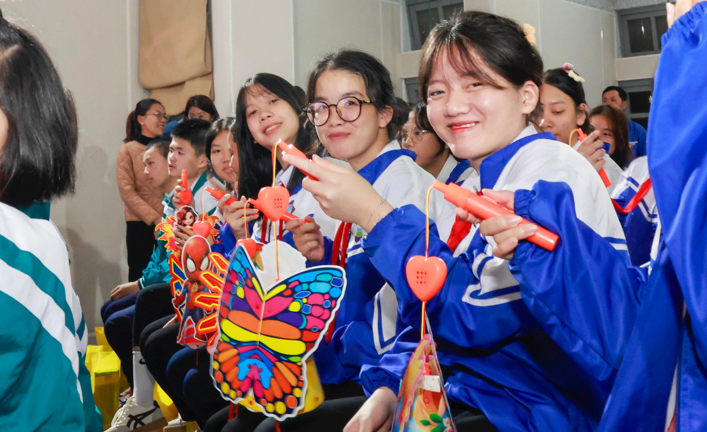 Cầm trên tay những chiếc lồng đèn, các em thiếu nhi phấn khởi Cầm trên tay những chiếc lồng đèn, các em thiếu nhi phấn khởi