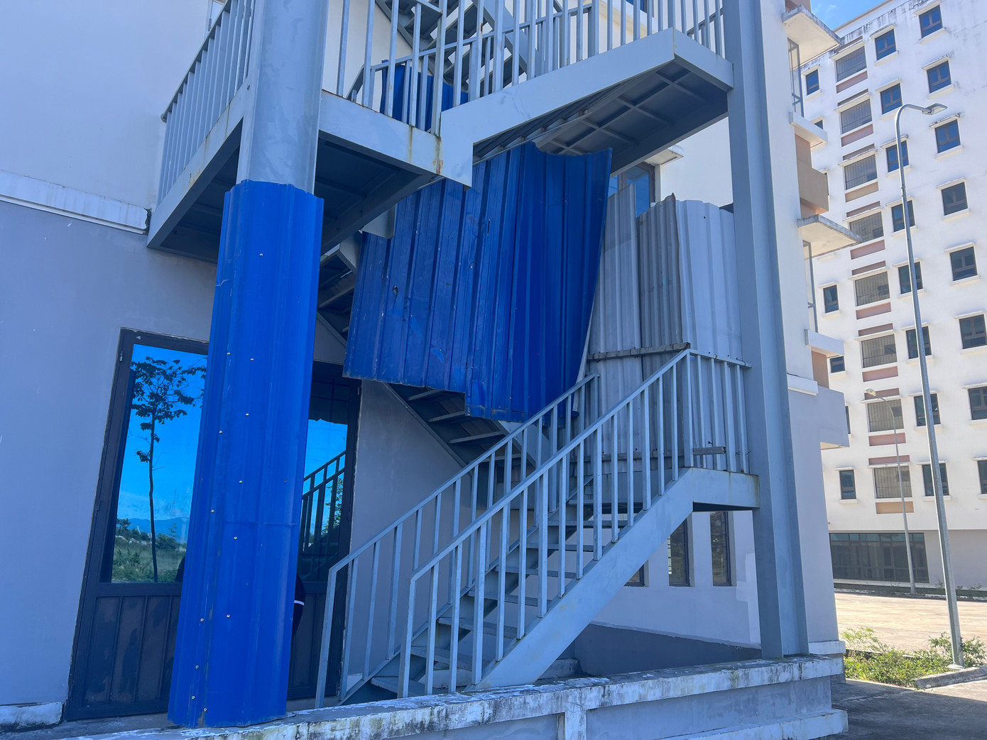 Theo Sở Xây dựng Kon Tum, do kinh phí quản lý hạn chế nên Trung tâm Giám định chất lượng xây dựng chưa tổ chức việc quản lý chặt chẽ tòa nhà này mà nhờ chủ đầu tư, đơn vị thi công rào chắn để bảo vệ.