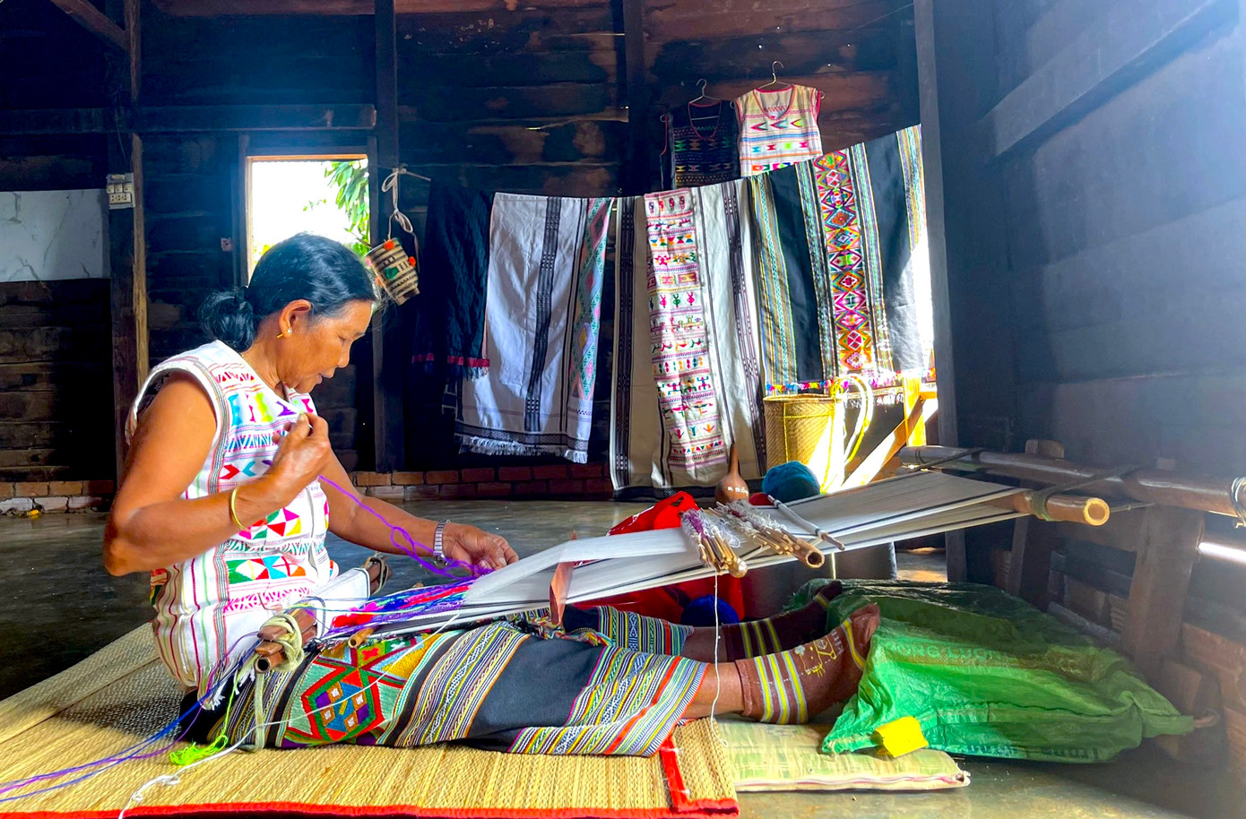 Hiện người dân Lâm Đồng vẫn gìn giữ nghề dệt thổ cẩm, duy trì sự phát triển của ngành thủ công truyền thống qua nhiều thế hệ.