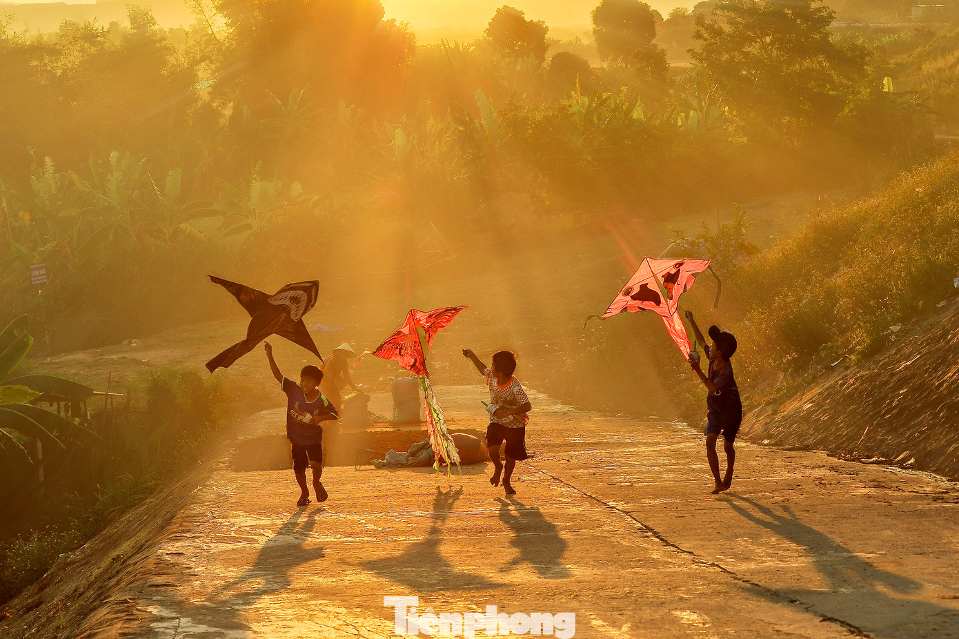 Nghỉ hè, thả diều được xem trò chơi dân gian hấp dẫn với mọi lứa tuổi, nhất là trẻ em vùng nông thôn kinh tế còn khó khăn.