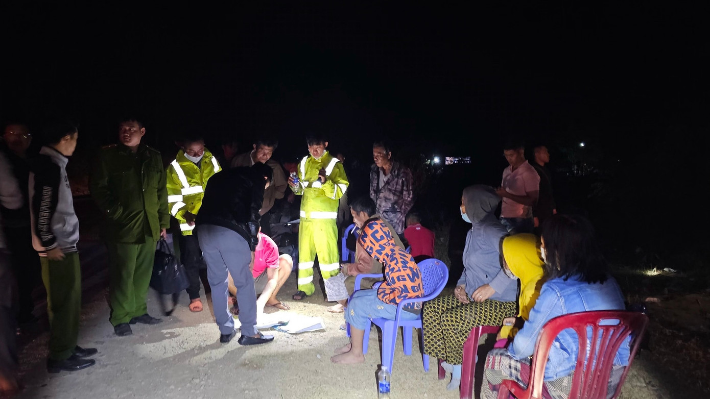 Lực lượng chức năng hỗ trợ các hành khách về quê