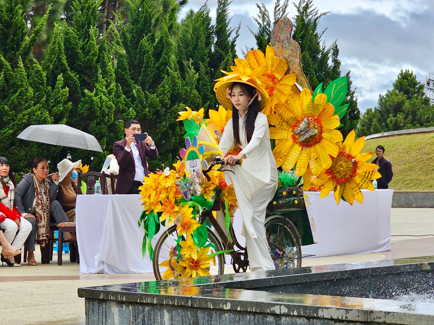 Các mô hình xe đạp độc đáo làm từ đồ tái chế, thể hiện sự sáng tạo và ý thức bảo vệ môi trường.