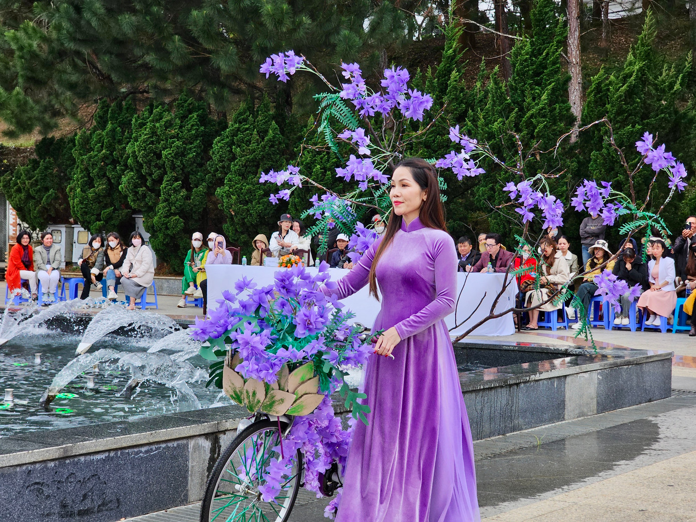Mô hình xe đạp được trang trí loài hoa phượng tím đặc trưng của Đà Lạt.