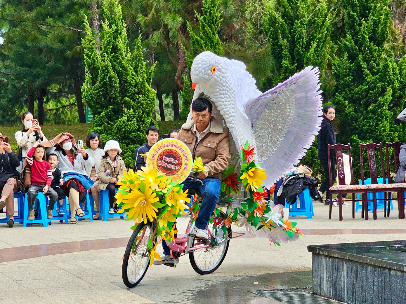 Độc đáo mô hình chim bồ câu trắng kết hợp hoa dã quỳ được làm từ vật liệu tái chế khiến du khách, người dân thích thú.