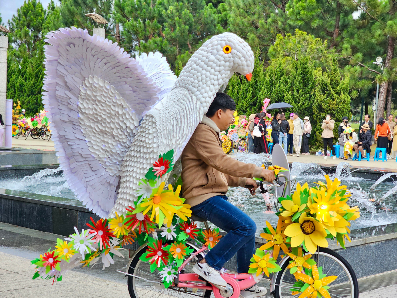 Độc đáo mô hình chim bồ câu trắng kết hợp hoa dã quỳ được làm từ vật liệu tái chế khiến du khách, người dân thích thú.