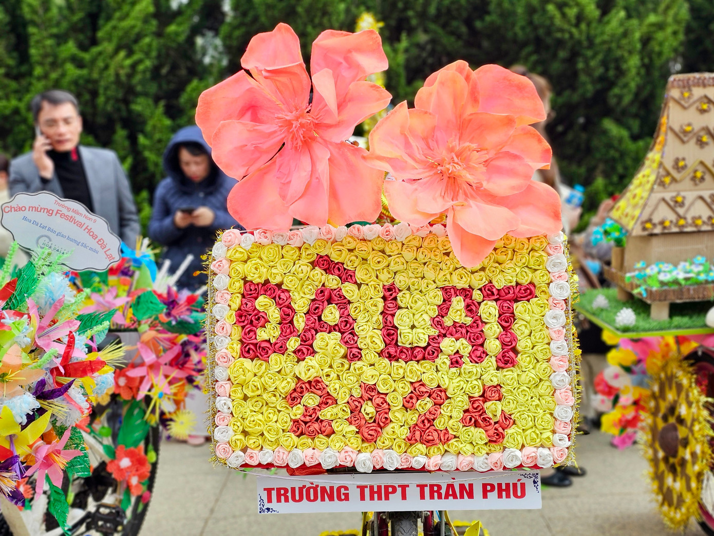 Xe hoa được các thầy cô giáo, học sinh tận dụng vật dụng đã qua sử dụng hoặc vật liệu có sẵn của địa phương. Đa số, các xe hoa có chủ đề như sản vật, cây cỏ đặc trưng (dâu tây, hoa dã quỳ, phượng tím, nhà rông),... để truyền tải thông điệp bảo vệ môi trường.