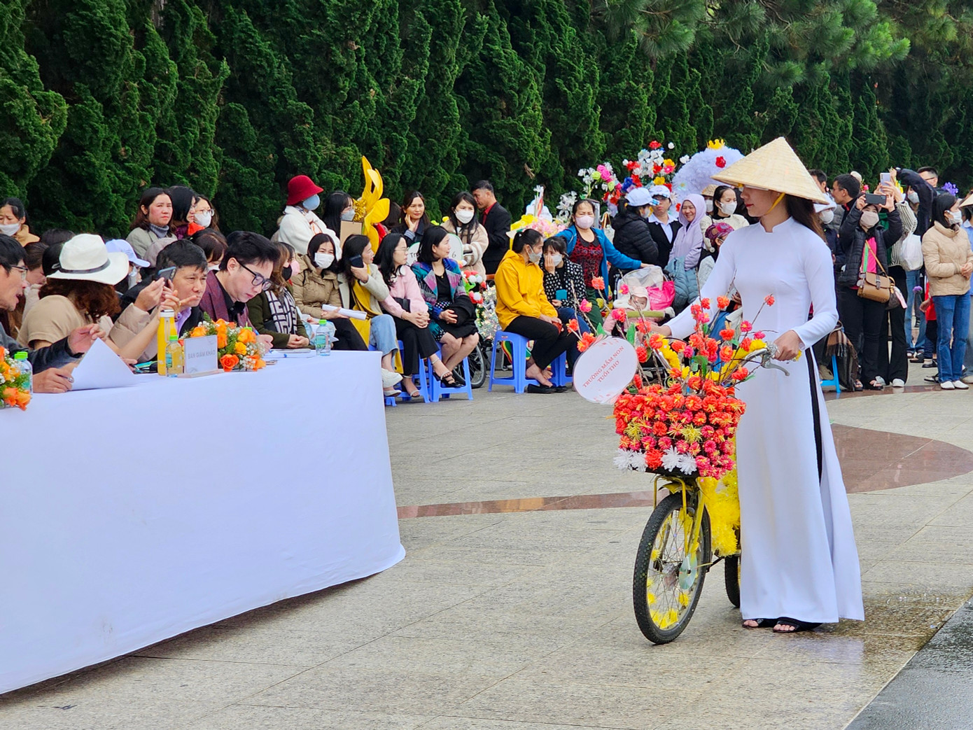 Các mô hình xe đạp độc đáo làm từ đồ tái chế, thể hiện sự sáng tạo và ý thức bảo vệ môi trường.