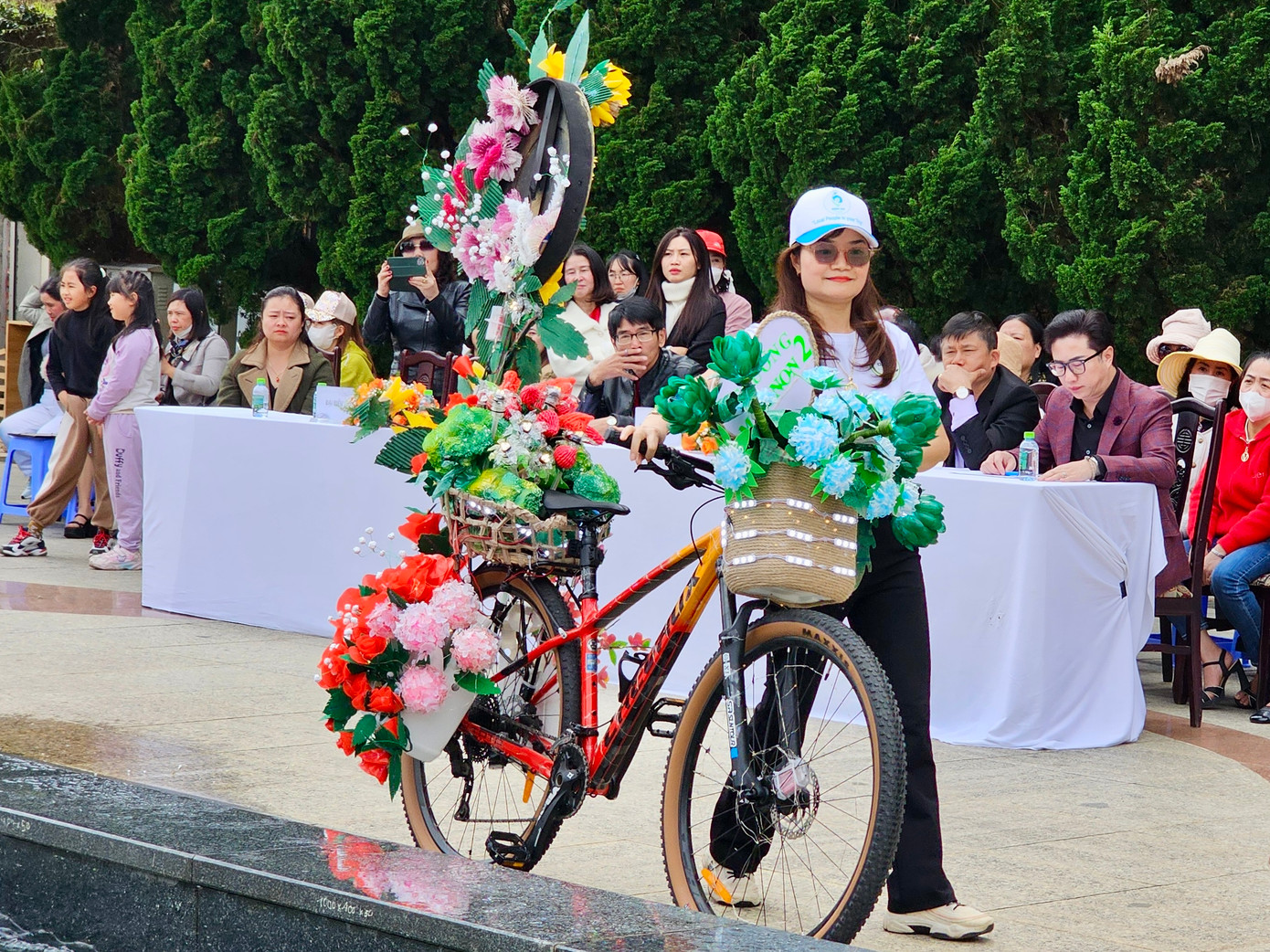 Các mô hình xe đạp độc đáo làm từ đồ tái chế, thể hiện sự sáng tạo và ý thức bảo vệ môi trường.