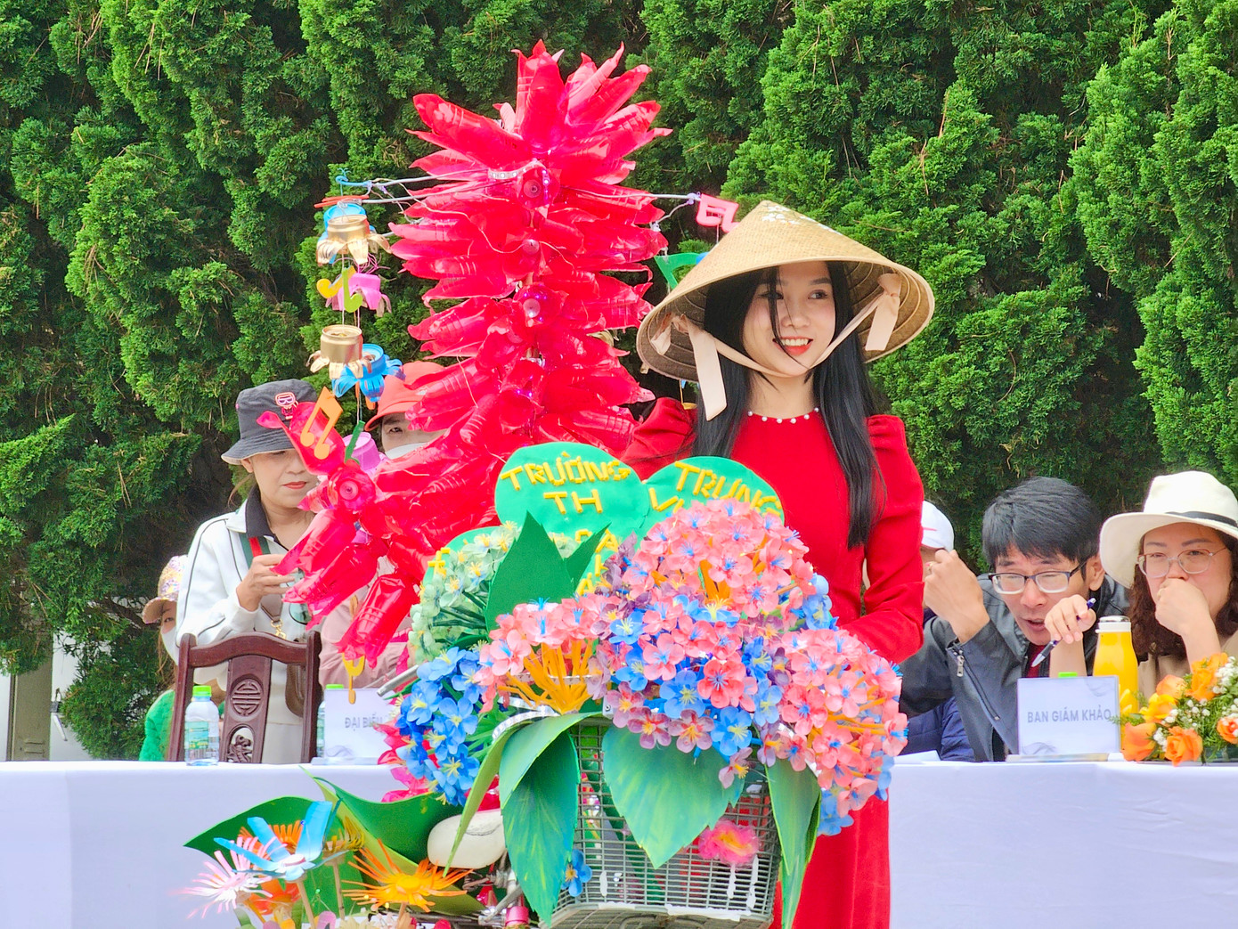 Bên cạnh phần trình diễn, các đại diện sẽ thuyết minh về vật liệu được sử dụng và ý nghĩa các biểu tượng trang trí trên xe.