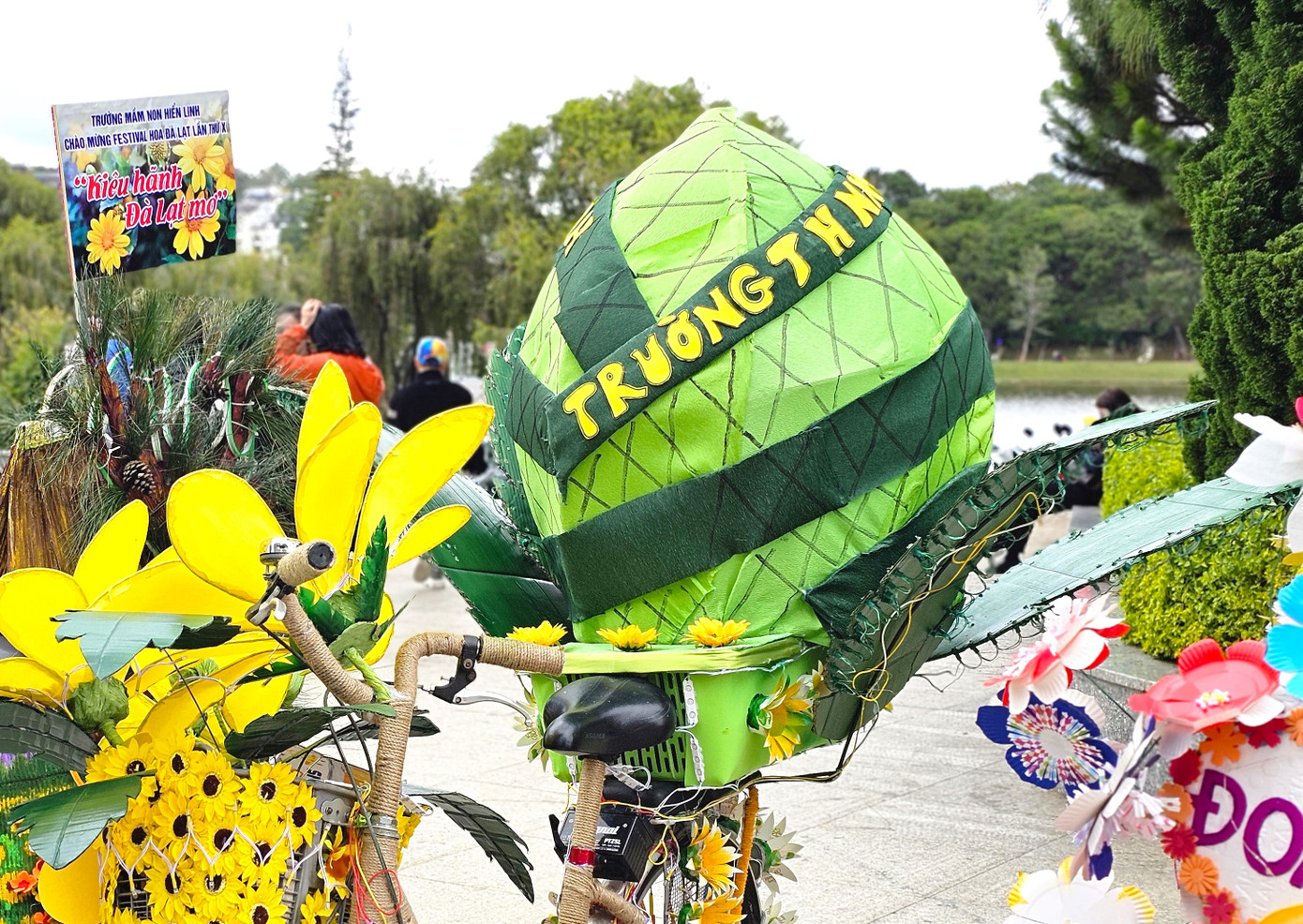 Xe hoa được các thầy cô giáo, học sinh tận dụng vật dụng đã qua sử dụng hoặc vật liệu có sẵn của địa phương. Đa số, các xe hoa có chủ đề như sản vật, cây cỏ đặc trưng (dâu tây, hoa dã quỳ, phượng tím, nhà rông),... để truyền tải thông điệp bảo vệ môi trường.