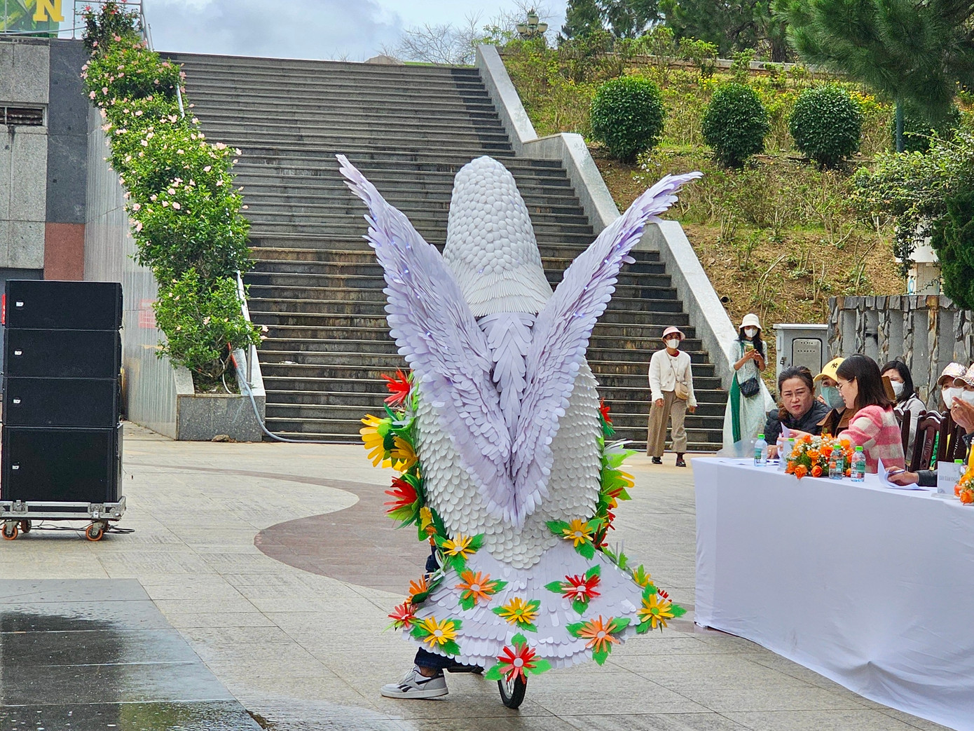 Độc đáo mô hình chim bồ câu trắng kết hợp hoa dã quỳ được làm từ vật liệu tái chế khiến du khách, người dân thích thú.