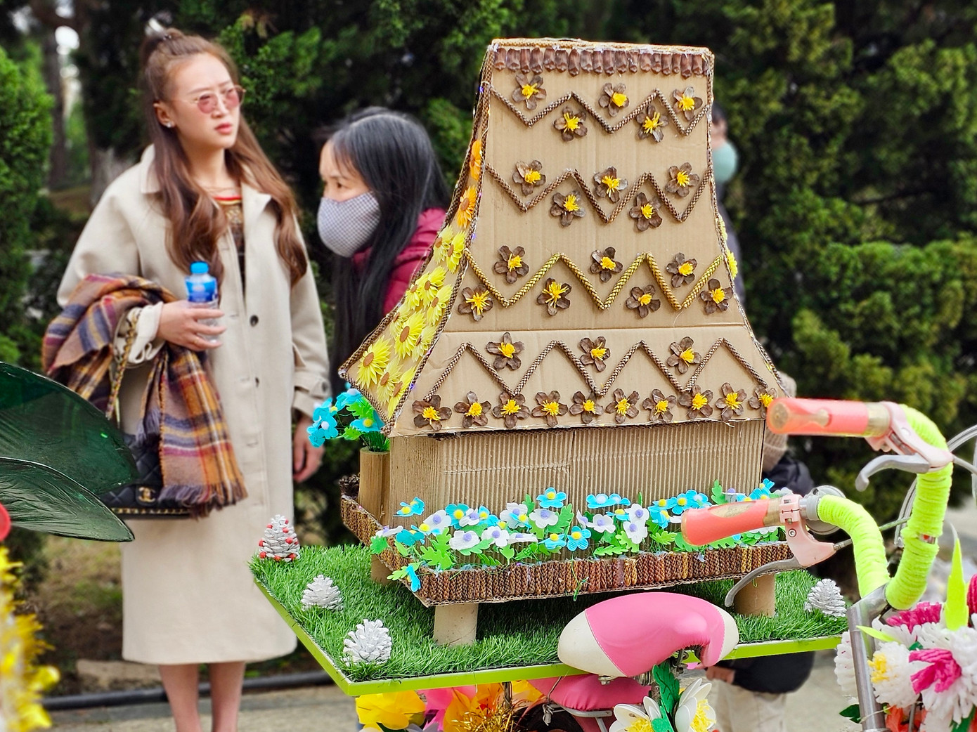 Xe hoa được các thầy cô giáo, học sinh tận dụng vật dụng đã qua sử dụng hoặc vật liệu có sẵn của địa phương. Đa số, các xe hoa có chủ đề như sản vật, cây cỏ đặc trưng (dâu tây, hoa dã quỳ, phượng tím, nhà rông),... để truyền tải thông điệp bảo vệ môi trường.