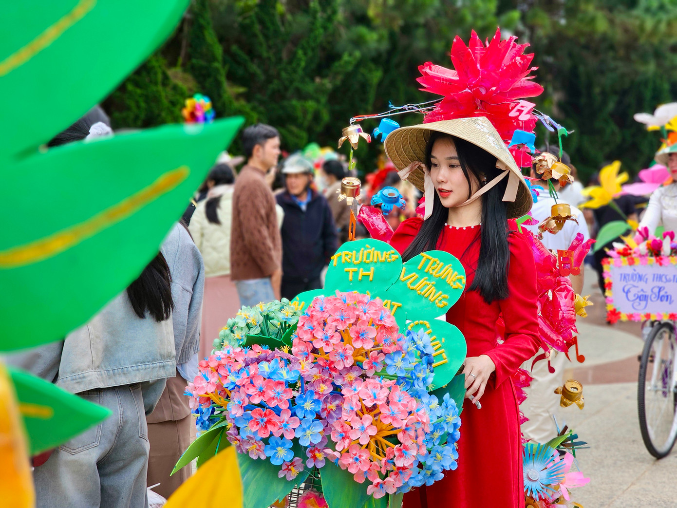 Bên cạnh phần trình diễn, các đại diện sẽ thuyết minh về vật liệu được sử dụng và ý nghĩa các biểu tượng trang trí trên xe.