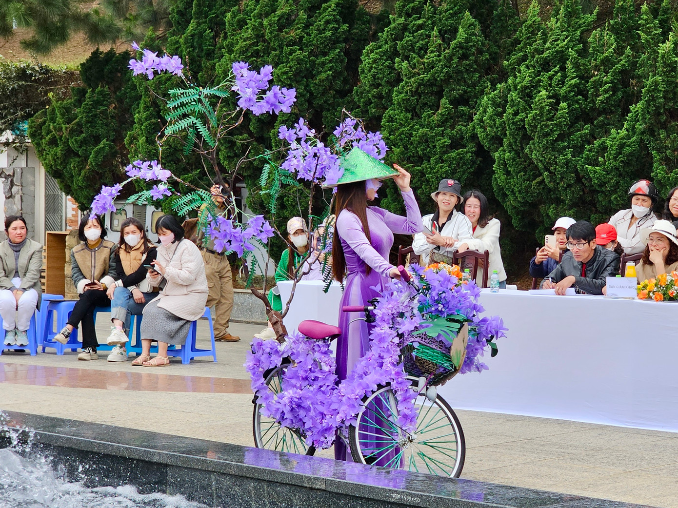 Mô hình xe đạp được trang trí loài hoa phượng tím đặc trưng của Đà Lạt.