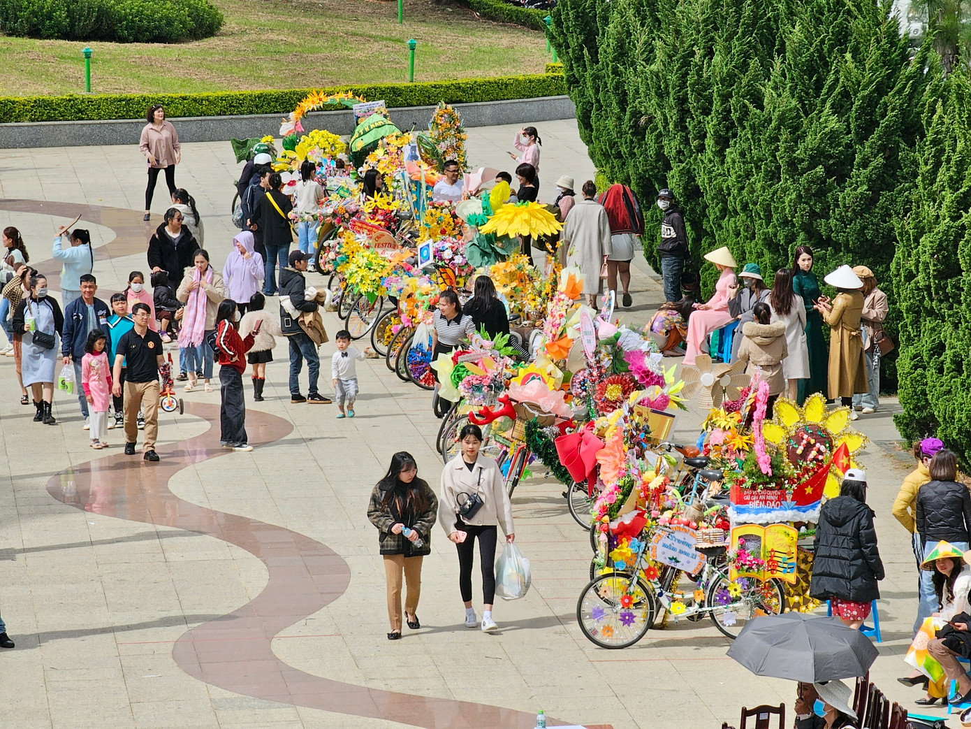 Đại diện Ban Tổ chức cho biết, hội thi nhằm khơi dậy ý tưởng mới mẻ trong việc tận dụng vật liệu tái chế để tạo ra những tác phẩm nghệ thuật độc đáo; nâng cao ý thức cộng đồng về việc giảm thiểu rác thải và bảo vệ môi trường sống.