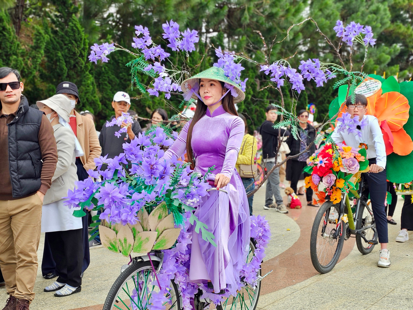 Mô hình xe đạp được trang trí loài hoa phượng tím đặc trưng của Đà Lạt.