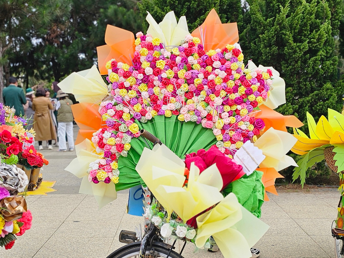 Xe hoa được các thầy cô giáo, học sinh tận dụng vật dụng đã qua sử dụng hoặc vật liệu có sẵn của địa phương. Đa số, các xe hoa có chủ đề như sản vật, cây cỏ đặc trưng (dâu tây, hoa dã quỳ, phượng tím, nhà rông),... để truyền tải thông điệp bảo vệ môi trường.