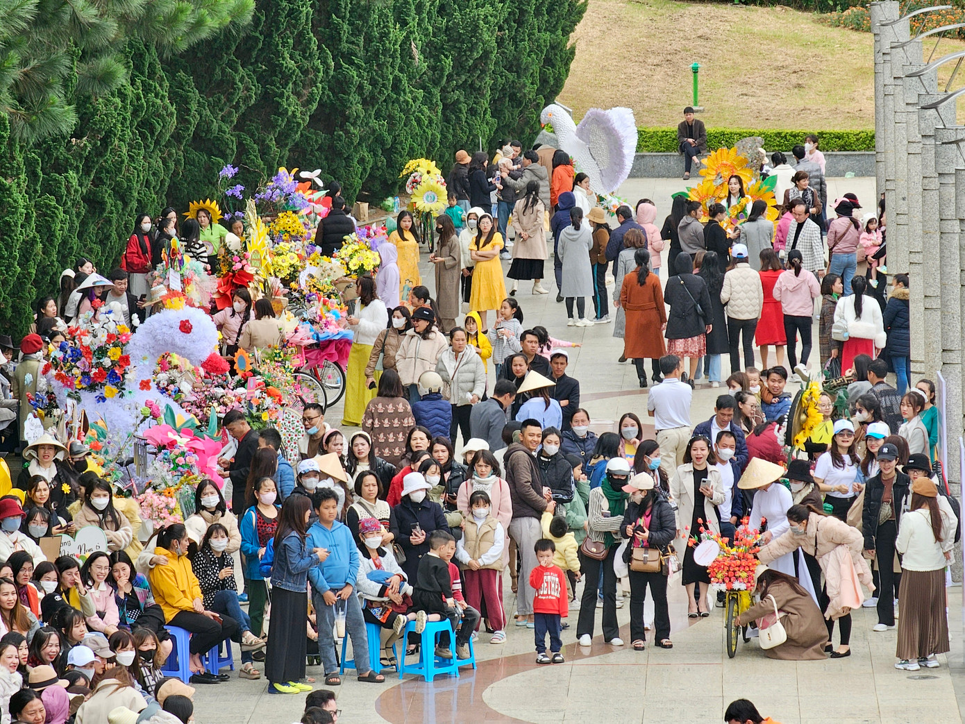 Hội thi thu hút đông đảo người dân, du khách đến xem. Ông Trần Văn Tám, du khách TP. HCM chia sẻ, các tác phẩm rất độc đáo, đẹp mắt. Hội thi tạo một sân chơi rất bổ ích, thiết thực trong việc tuyên truyền bảo vệ môi trường. Qua đó hình thành thành nên ý thức bảo vệ môi trường, tình yêu thiên nhiên cho lớp trẻ.